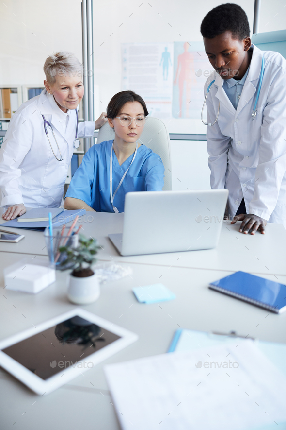 smiley-doctor-with-laptop